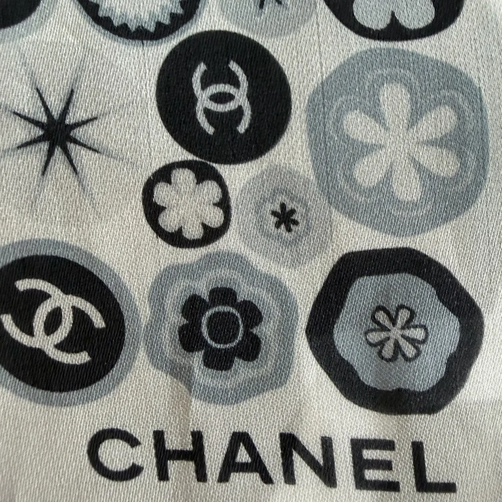 CHANEL Black and White silk Scarf